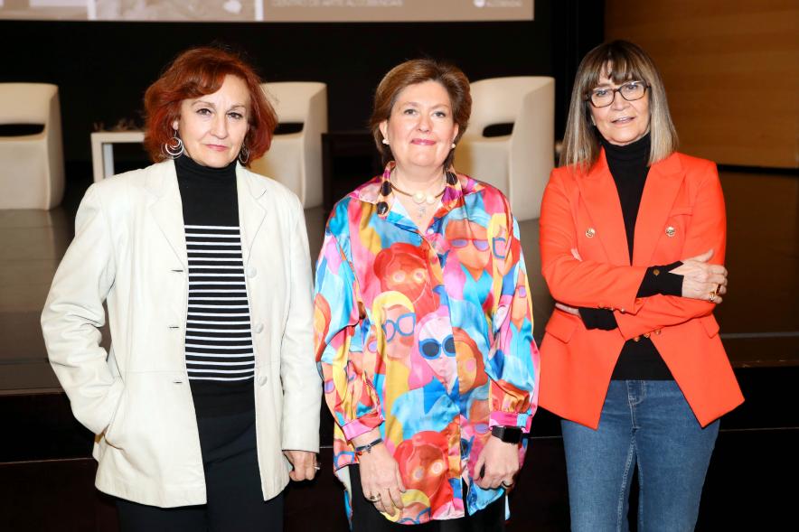  Coloquio y Visita Guiada a la Exposición "Cinco Miradas"  - Imagen de dos de las cinco fotoperiodistas que participan en el coloquio, Mariví Ibarrola y  Marisa Flórez, junto a la concejala de cultura Rosario Tamayo.