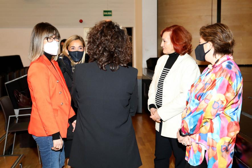 Coloquio y Visita Guiada a la Exposición "Cinco Miradas"  - Imagen de las fotoperiodistas que participan en el coloquio charlando con la concejala de cultura Rosario Tamayo.