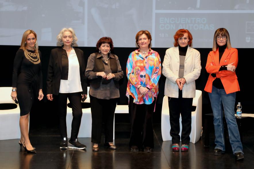 Coloquio y Visita Guiada a la Exposición "Cinco Miradas"  -  Imagen de la presentación del coloquio en el auditorio Paco de Lucía, las fotoperiodistas que participan junto a la concejala de cultura Rosario Tamayo. 