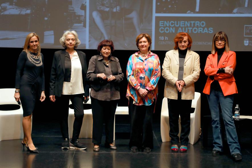   Coloquio y Visita Guiada a la Exposición "Cinco Miradas"  - Imagen de la presentación del coloquio en el auditorio Paco de Lucía, las fotoperiodistas que participan junto a la concejala de cultura Rosario Tamayo. 