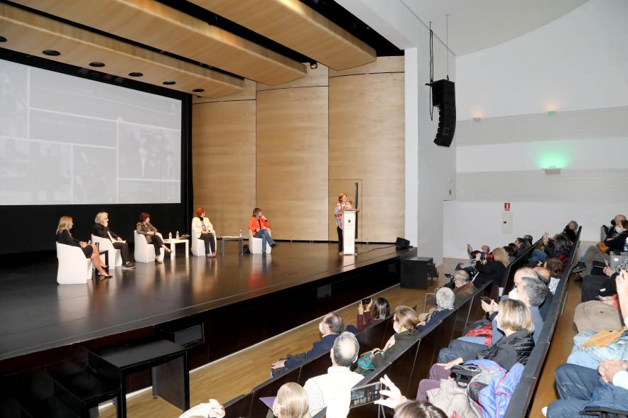 Coloquio y Visita Guiada a la Exposición "Cinco Miradas"  - Imagen lejana de un momento de la intervención de la concejala de cultura Rosario Tamayo. 