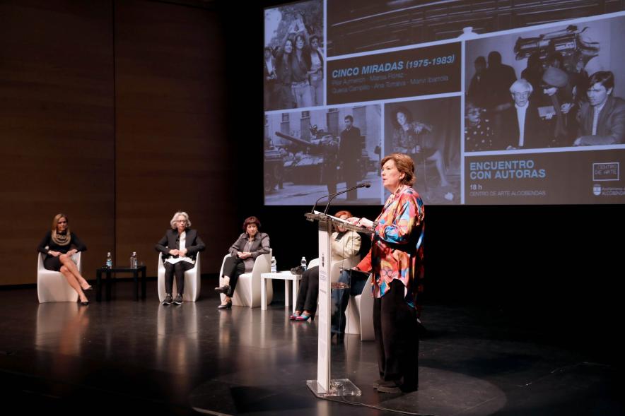  Coloquio y Visita Guiada a la Exposición "Cinco Miradas"  -  Imagen de un momento de la intervención de la concejala de cultura Rosario Tamayo. 