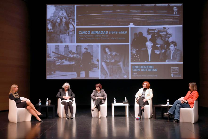  Coloquio y Visita Guiada a la Exposición "Cinco Miradas"  - Imagen de las fotoperiodistas en un momento del coloquio.