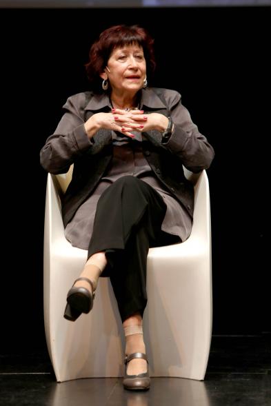 Coloquio y Visita Guiada a la Exposición "Cinco Miradas"  - Imagen de un momento de la intervención de la fotoperiodista Pilar Aymerich (último Premio Nacional de fotografía).