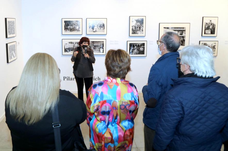 Coloquio y Visita Guiada a la Exposición "Cinco Miradas" - Imagen de Pilar Aymerich realizando la visita guiada de su obra incluida en la exposición “Mujeres Reporteras: Cinco Miradas” en el Centro de Arte.