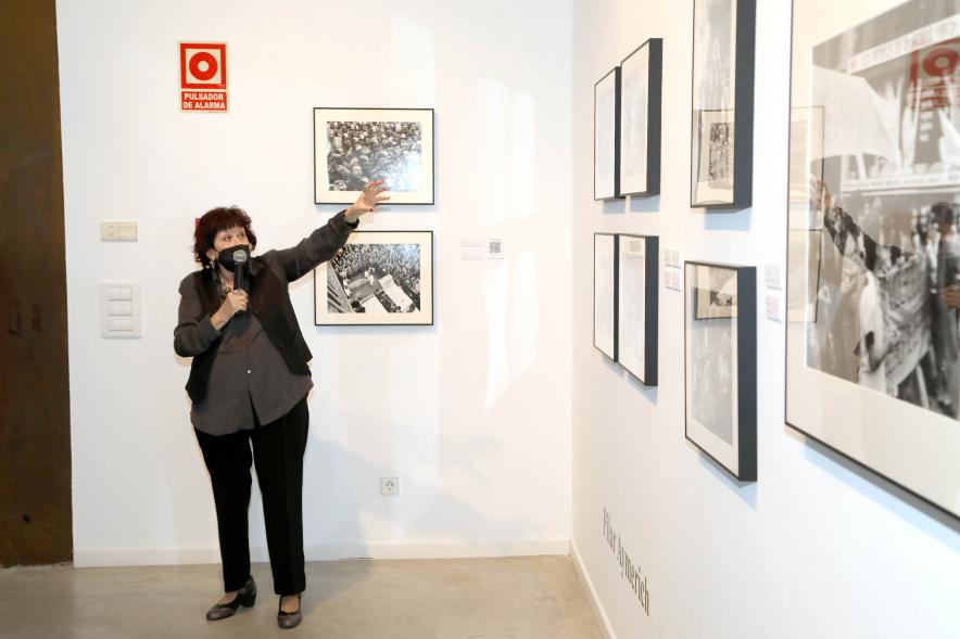   Coloquio y Visita Guiada a la Exposición "Cinco Miradas" -  Imagen de Pilar Aymerich realizando la visita guiada de su obra incluida en la exposición “Mujeres Reporteras: Cinco Miradas”.