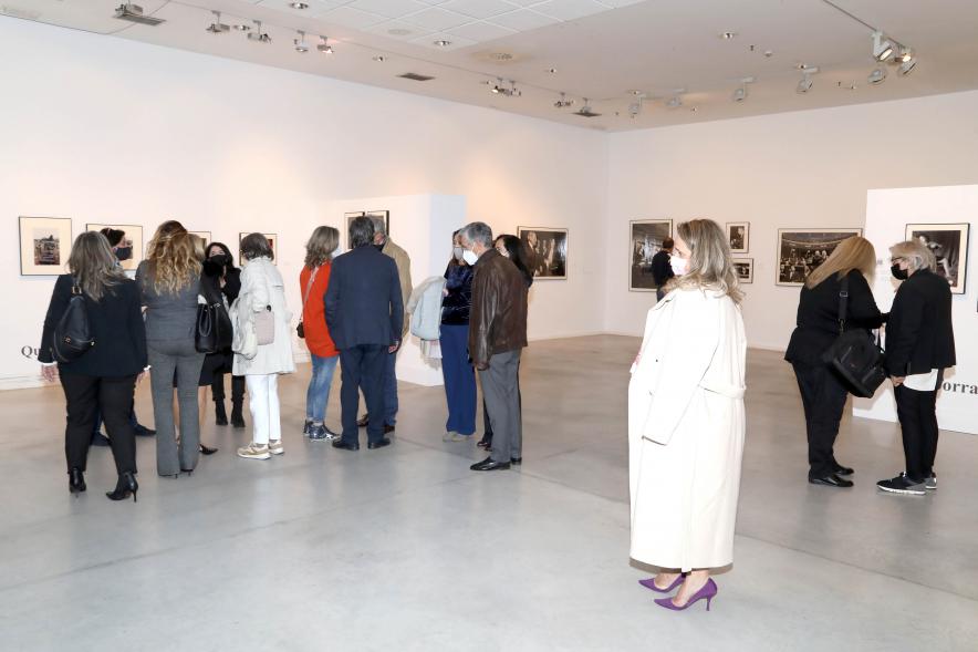 Coloquio y Visita Guiada a la Exposición "Cinco Miradas" - Imagen panorámica del público asistente a la visita guiada por las propias autoras de las fotografías en el Centro de Arte.