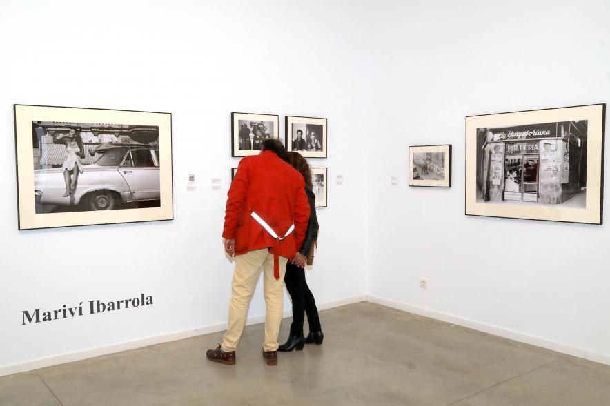 Coloquio y Visita Guiada a la Exposición "Cinco Miradas" - Imagen del público asistente admirando las fotografías.