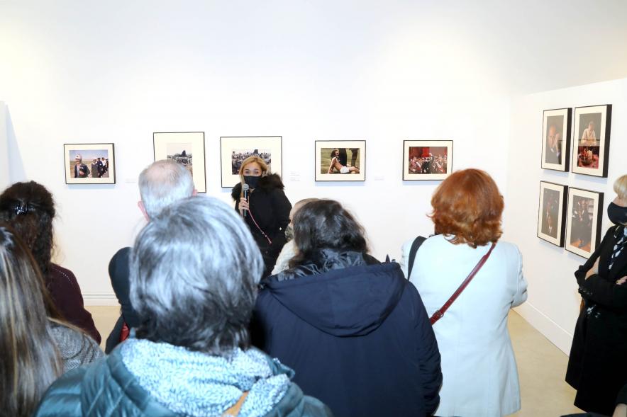 Coloquio y Visita Guiada a la Exposición "Cinco Miradas" - Imagen de la hija de Queca Campillo (Carmen Gutiérrez Campillo) realizando la visita guiada de la obra de su madre incluida en la exposición “Mujeres Reporteras: Cinco Miradas” en el Centro de Arte.