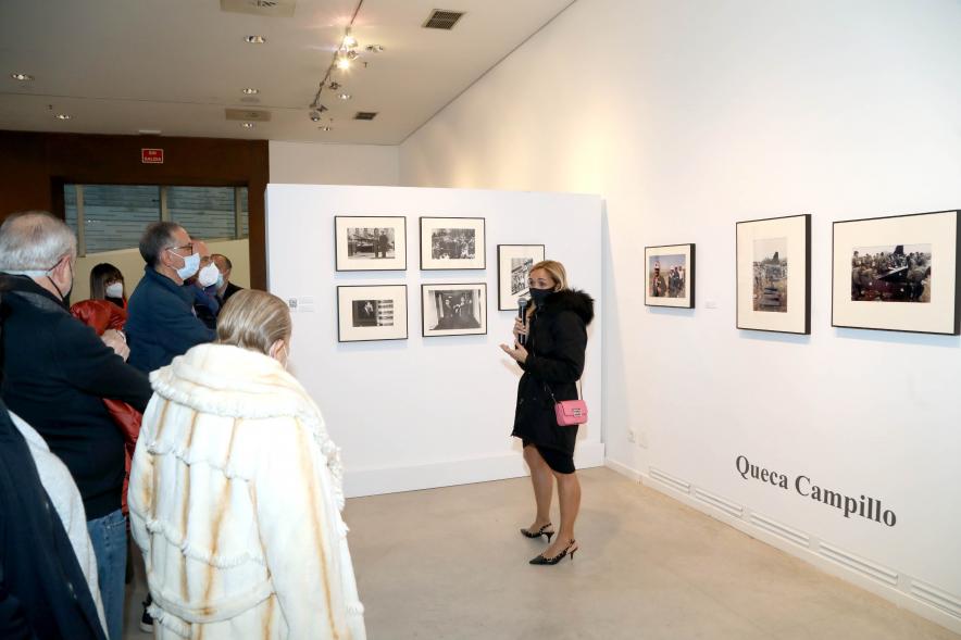  Coloquio y Visita Guiada a la Exposición "Cinco Miradas" - Imagen de la hija de Queca Campillo (Carmen Gutiérrez Campillo) realizando la visita guiada de la obra de su madre incluida en la exposición “Mujeres Reporteras: Cinco Miradas” en el Centro de Arte.