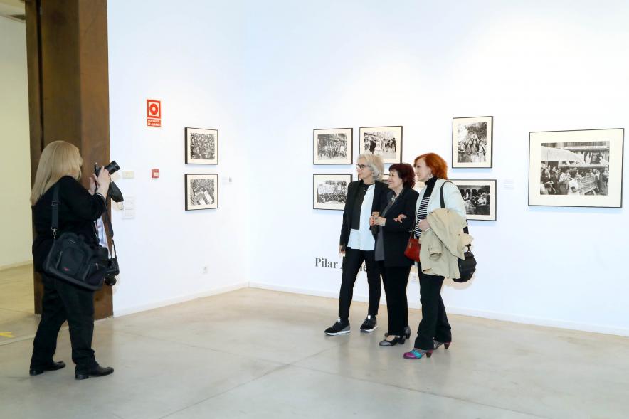 Coloquio y Visita Guiada a la Exposición "Cinco Miradas" - Imagen de las fotoperiodistas Pilar Aymerich, Mariví Ibarrola y Ana Torralva posando para una fotógrafa.