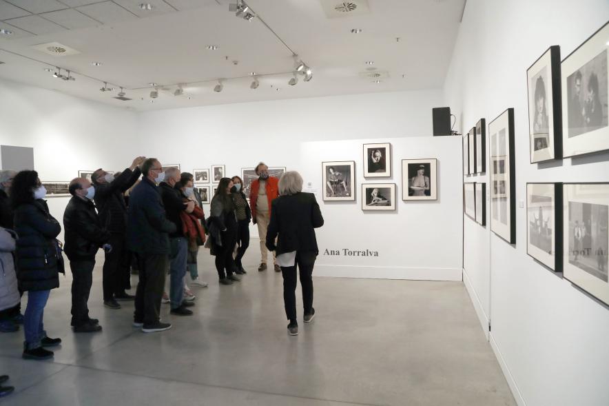 Coloquio y Visita Guiada a la Exposición "Cinco Miradas" -  Imagen de Ana Torralva realizando la visita guiada de su obra incluida en la exposición “Mujeres Reporteras: Cinco Miradas” y parte del público asistente.