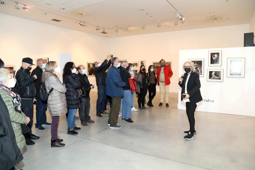 Coloquio y Visita Guiada a la Exposición "Cinco Miradas" -  Imagen de Ana Torralva realizando la visita guiada de su obra incluida en la exposición “Mujeres Reporteras: Cinco Miradas” y parte del público asistente.
