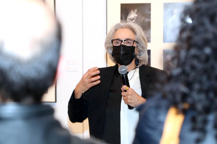 Coloquio y Visita Guiada a la Exposición "Cinco Miradas" -  Imagen de Ana Torralva realizando la visita guiada de su obra incluida en la exposición “Mujeres Reporteras: Cinco Miradas”.