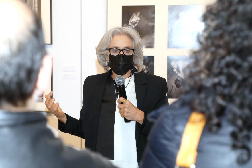 Coloquio y Visita Guiada a la Exposición "Cinco Miradas" - Imagen de Ana Torralva realizando la visita guiada de su obra incluida en la exposición “Mujeres Reporteras: Cinco Miradas”.