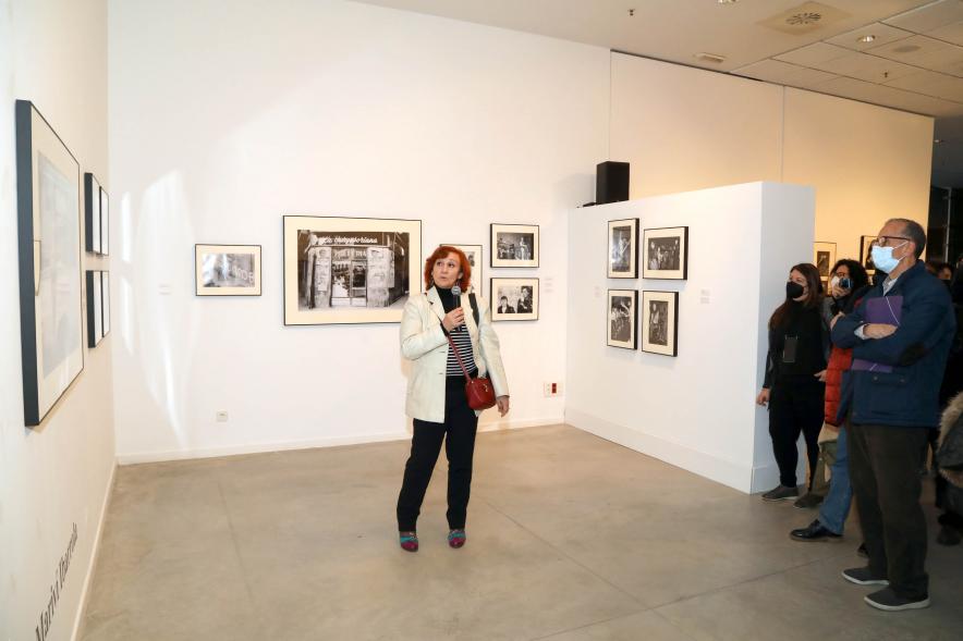 Coloquio y Visita Guiada a la Exposición "Cinco Miradas" - Imagen de Mariví Ibarrola realizando la visita guiada de su obra incluida en la exposición “Mujeres Reporteras: Cinco Miradas”.