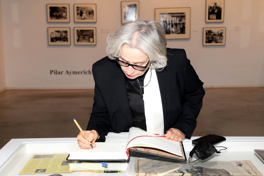 Coloquio y Visita Guiada a la Exposición "Cinco Miradas" - Imagen de un momento de la firma en el libro de honor de la fotoperiodista Ana Torralva.