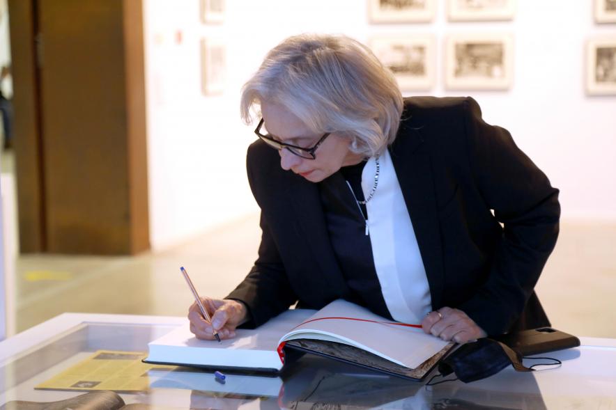 Coloquio y Visita Guiada a la Exposición "Cinco Miradas" - Imagen de un momento de la firma en el libro de honor de la fotoperiodista Ana Torralva.