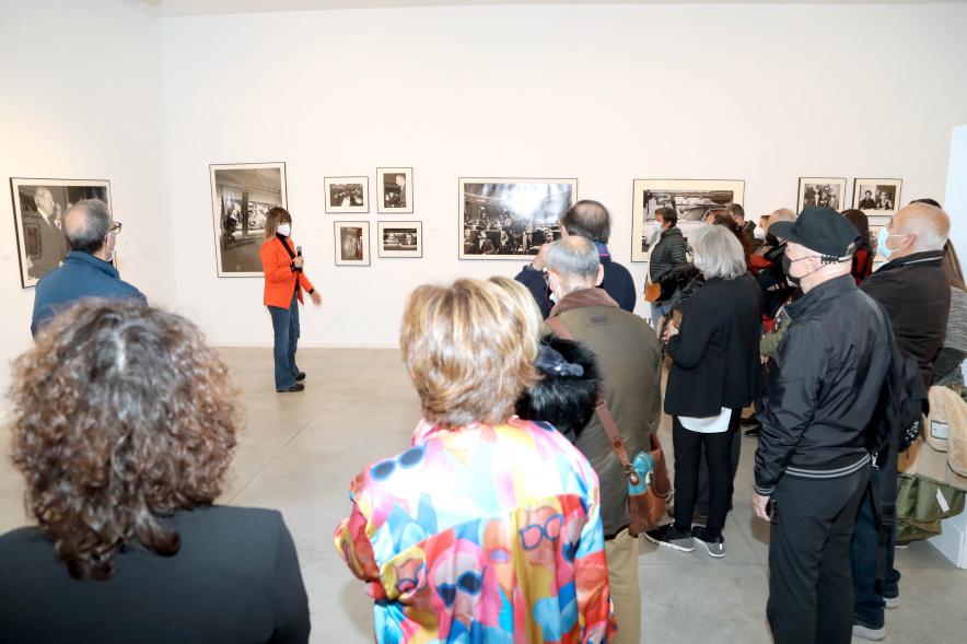 Coloquio y Visita Guiada a la Exposición "Cinco Miradas" - Imagen de Marisa Flórez realizando la visita guiada de su obra incluida en la exposición “Mujeres Reporteras: Cinco Miradas” y parte del público asistente.