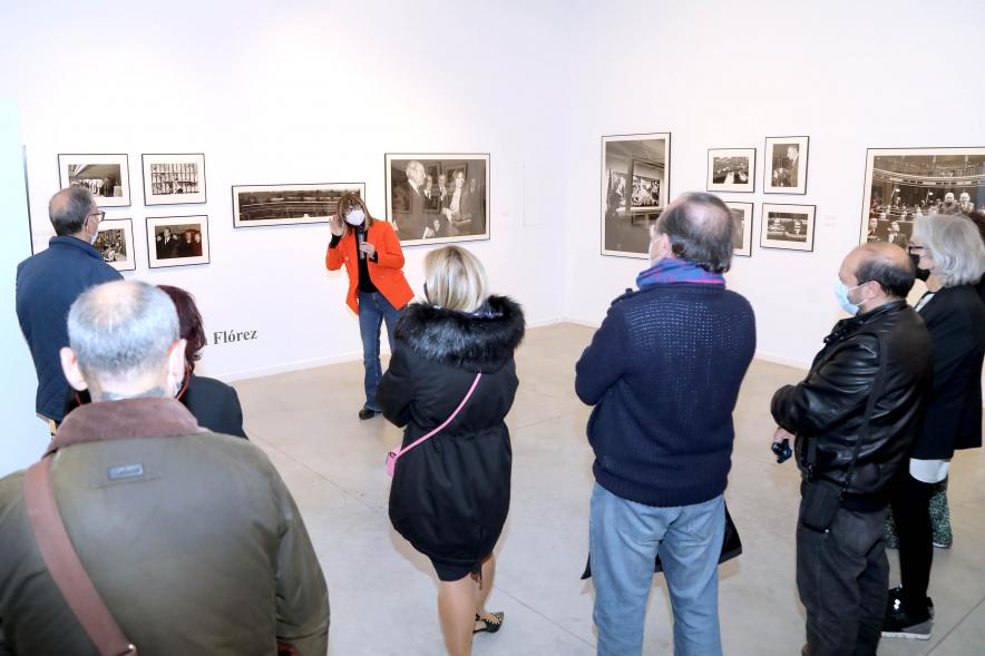 Coloquio y Visita Guiada a la Exposición "Cinco Miradas" - Imagen de Marisa Flórez realizando la visita guiada de su obra incluida en la exposición “Mujeres Reporteras: Cinco Miradas” y parte del público asistente.