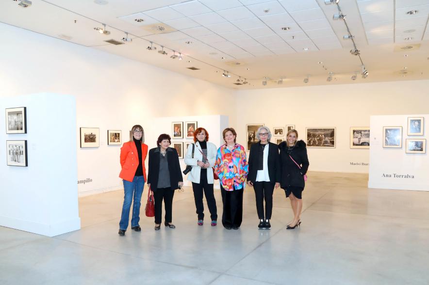 Coloquio y Visita Guiada a la Exposición "Cinco Miradas" - Imagen de las fotoperiodistas que participan en la visita guidas posando con la concejala de cultura Rosario Tamayo en el Centro de Arte.