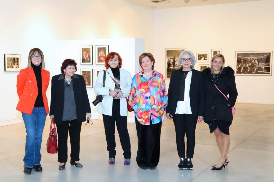 Coloquio y Visita Guiada a la Exposición "Cinco Miradas" - Imagen de las fotoperiodistas que participan en la visita guidas posando con la concejala de cultura Rosario Tamayo en el Centro de Arte.