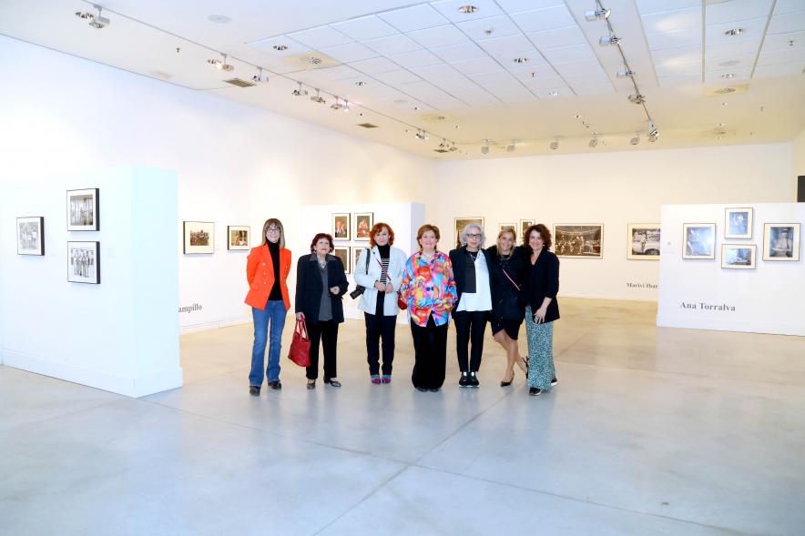 Coloquio y Visita Guiada a la Exposición "Cinco Miradas" - Imagen de las fotoperiodistas que participan en la visita guidas posando con la concejala de cultura Rosario Tamayo en el Centro de Arte.