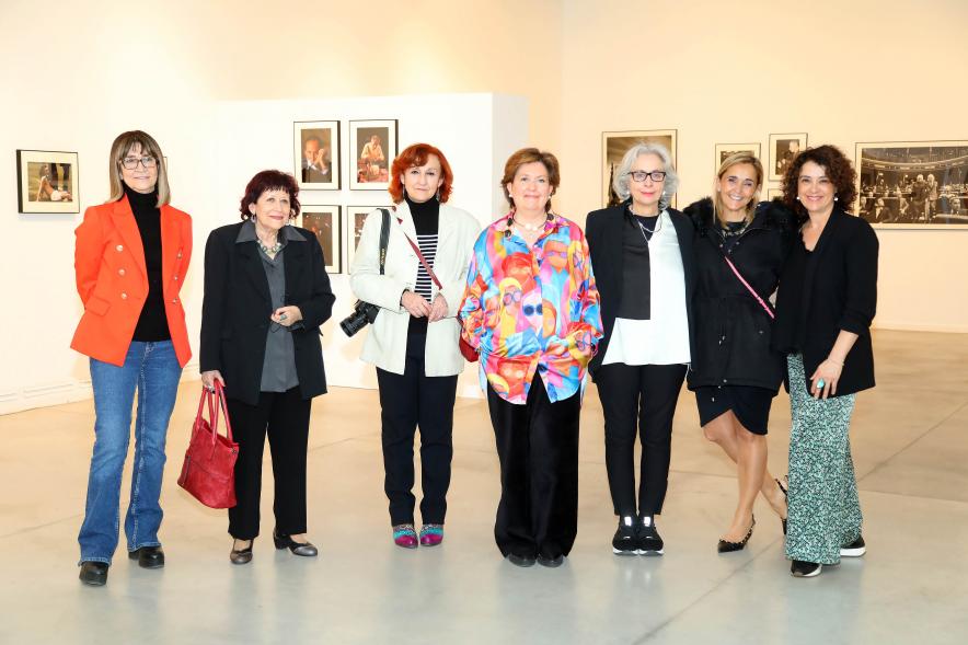 Coloquio y Visita Guiada a la Exposición "Cinco Miradas" - Imagen de las fotoperiodistas que participan en la visita guidas posando con la concejala de cultura Rosario Tamayo en el Centro de Arte.