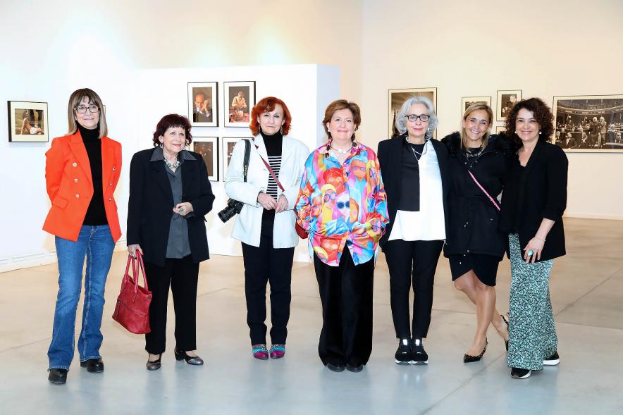 Coloquio y Visita Guiada a la Exposición "Cinco Miradas" - Imagen de las fotoperiodistas que participan en la visita guidas posando con la concejala de cultura Rosario Tamayo en el Centro de Arte.