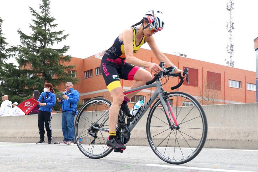 Campeonato de España de Duatlón - Imagen primer plano de una ciclista en el momento de la prueba.