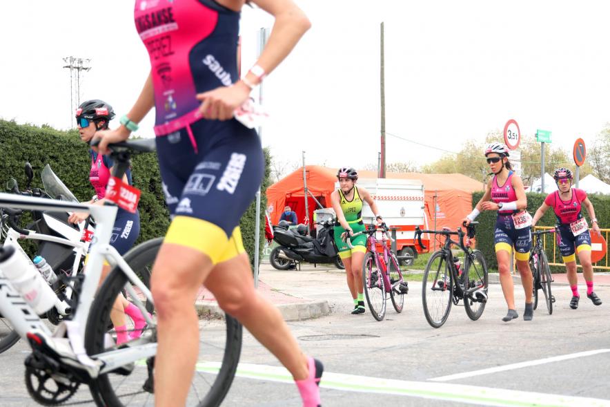  Campeonato de España de Duatlón -  Imagen primer plano de una ciclista en el momento de la prueba.