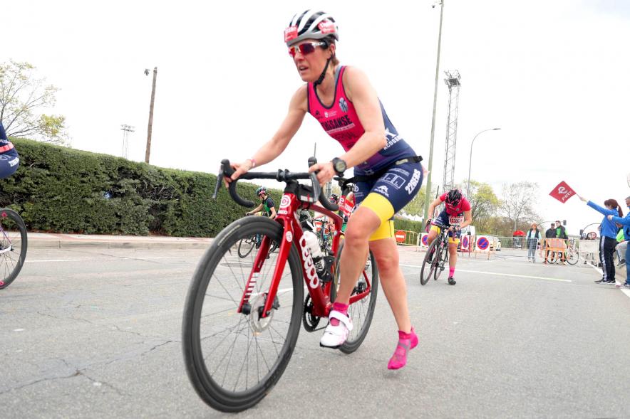  Campeonato de España de Duatlón - Imagen primer plano de una ciclista en el momento de la prueba.