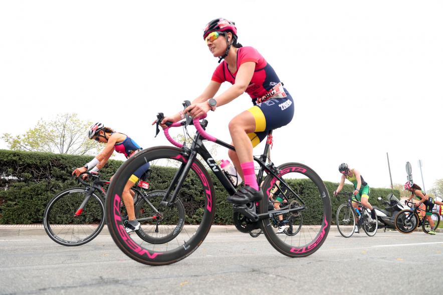 Campeonato de España de Duatlón - Imagen primer plano de una ciclista en el momento de la prueba.