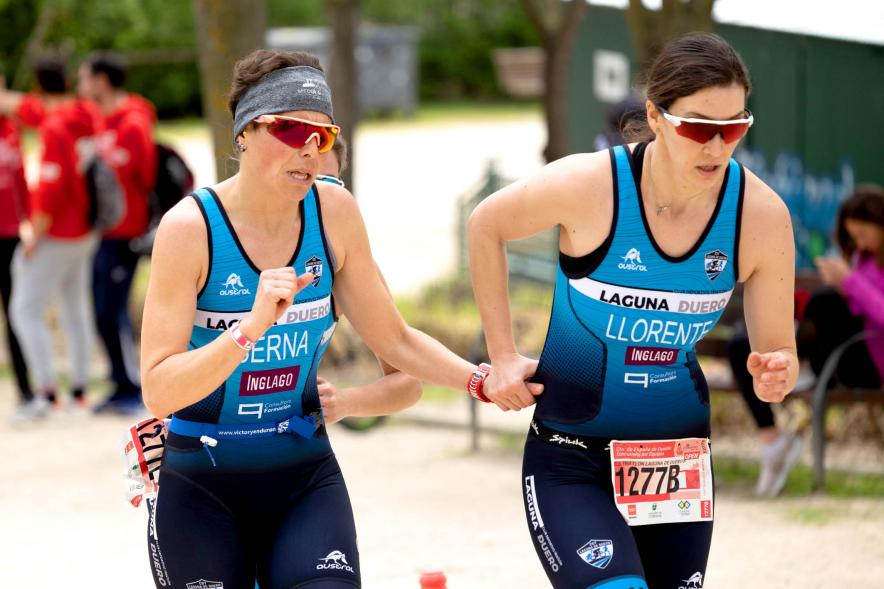 Campeonato de España de Duatlón -Imagen primer plano de una corredora invidente junto a su guía en un momento de la prueba.