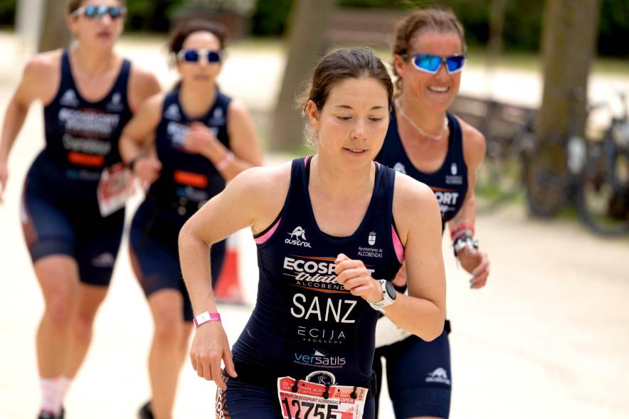  Campeonato de España de Duatlón - Imagen primer plano de una corredora invidente junto a su guía en un momento de la prueba.