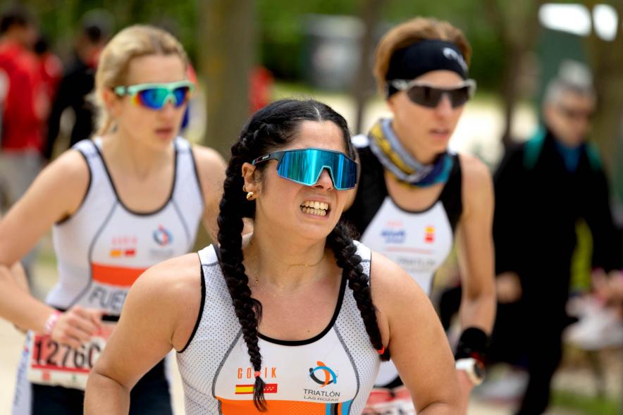 Campeonato de España de Duatlón - Imagen primer plano de una corredora invidente en un momento de la prueba.