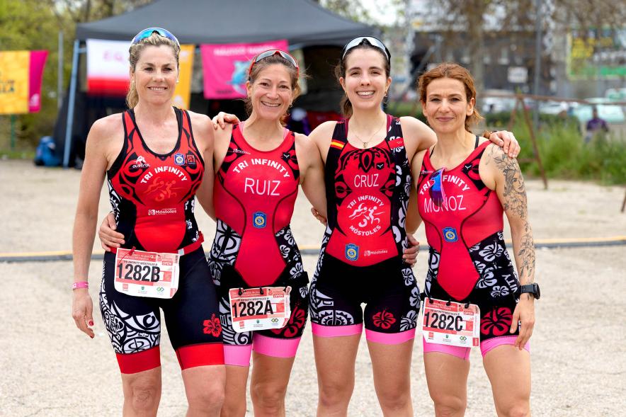  Campeonato de España de Duatlón - Imagen posando de uno de los equipos femeninos que ha participado en la prueba. 