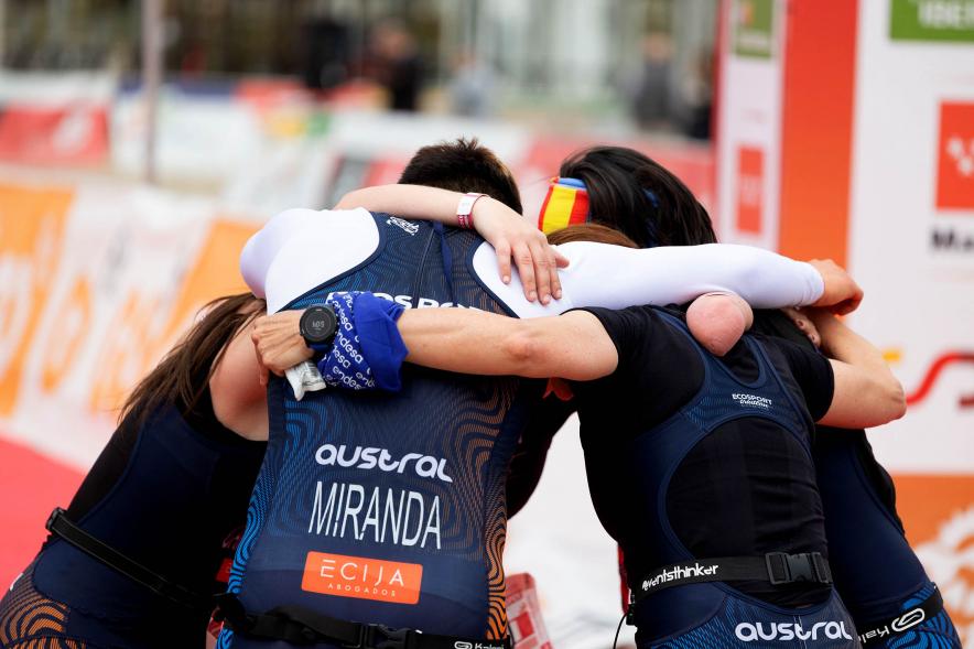 Campeonato de España de Duatlón - Imagen de unas participantes en la prueba felicitándose después de terminar.