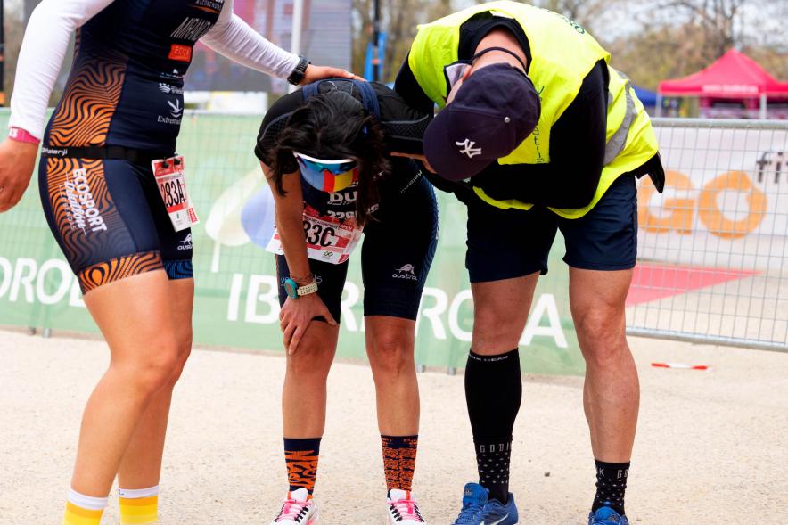 Campeonato de España de Duatlón - Imagen de atleta agotada al finalizar la prueba.