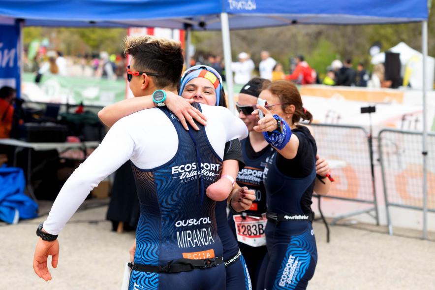  Campeonato de España de Duatlón - Imagen de unas participantes en la prueba felicitándose después de terminar.