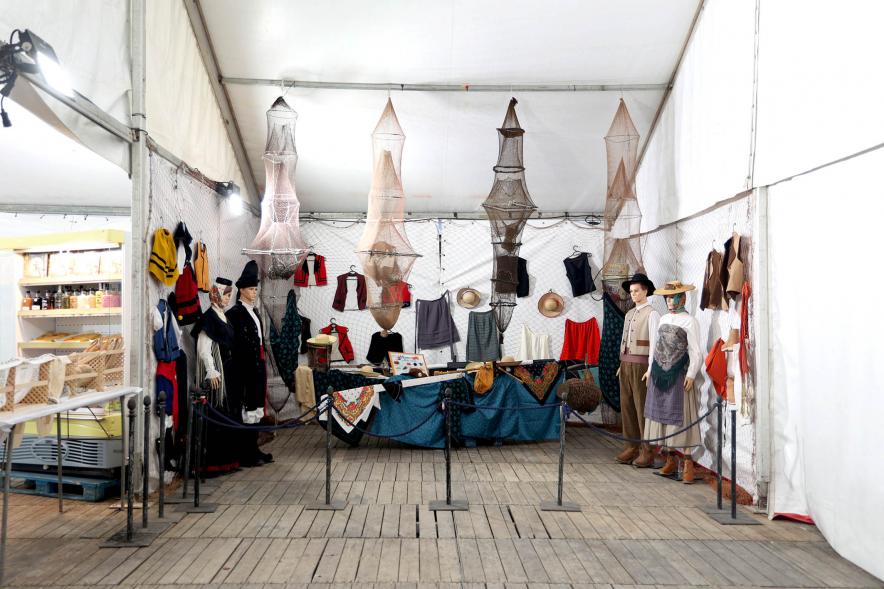 Inauguración XXV Feria del Marisco - Primer plano de una caseta  con ropa tradicional gallega.