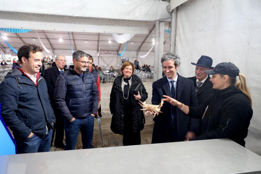    Inauguración XXV Feria del Marisco - Demostración delante de las autoridades municipales de la cocción de un centollo.