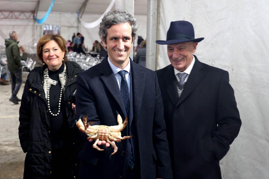    Inauguración XXV Feria del Marisco - Primer plano del alcalde Aitor Retolaza con un centollo en la mano.