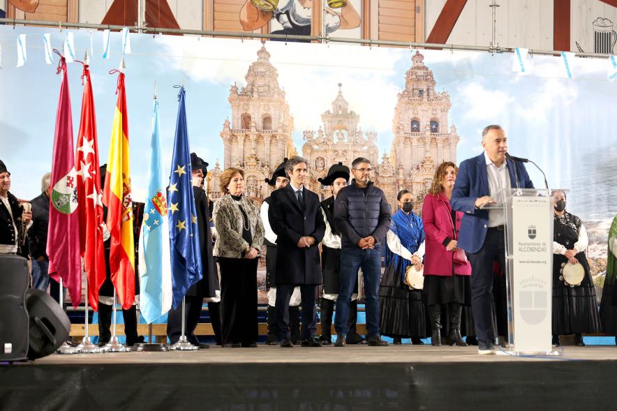    Inauguración XXV Feria del Marisco - La Junta de gobierno municipal escuchando el discurso de un concejal.