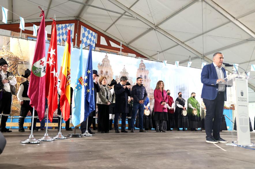  Inauguración XXV Feria del Marisco - La Junta de gobierno municipal escuchando el discurso de un concejal.