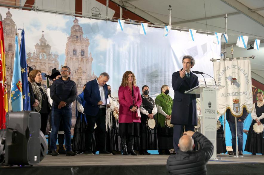   Inauguración XXV Feria del Marisco - La Junta de gobierno municipal escuchando el discurso del alcalde.