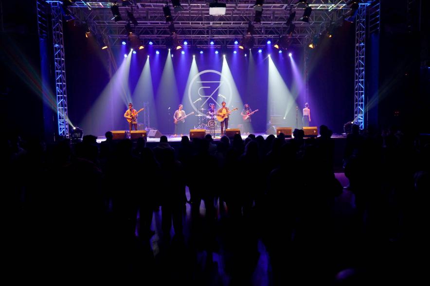 Festival de Música Joven en La Esfera - Primer plano del escenario con una actuación musical.