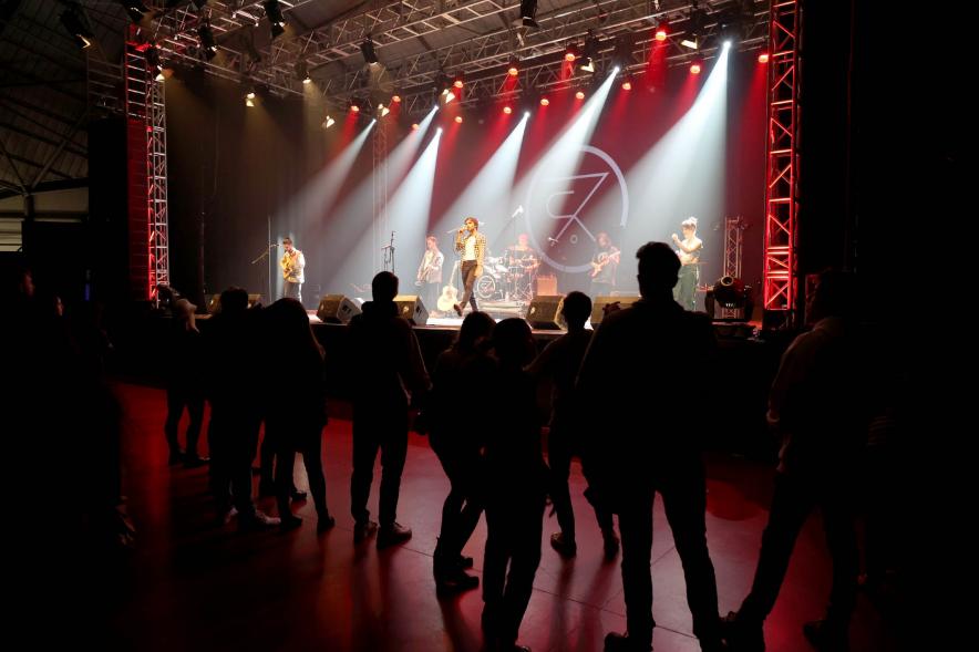 Festival de Música Joven en La Esfera - Plano del escenario con una actuación musical y parte de los asistentes.