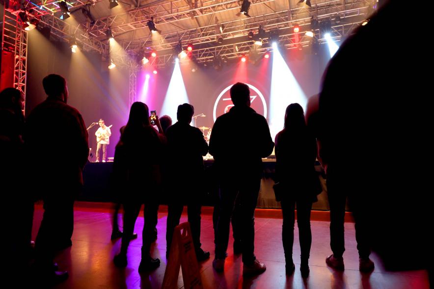  Festival de Música Joven en La Esfera - Plano  del escenario con una actuación musical y parte de los asistentes.