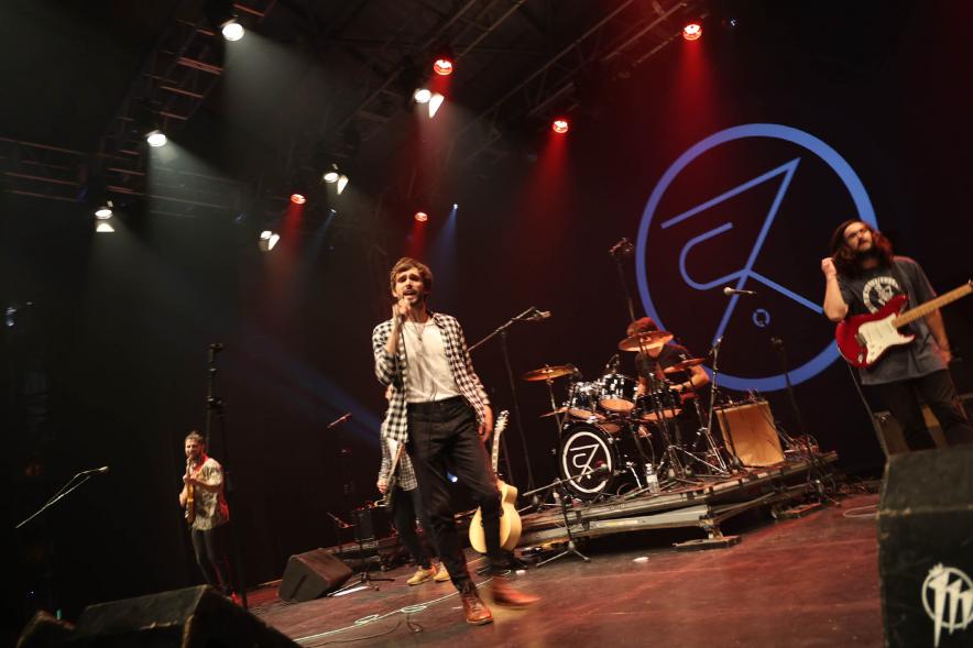 Festival de Música Joven en La Esfera - Primer plano del escenario con una actuación musical.